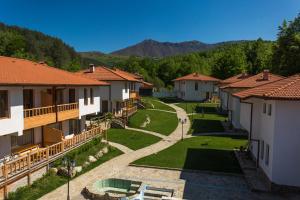 a view of the courtyard of a home with mountains in the background at Eco Rai Rekata in Apriltsi