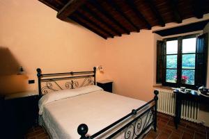 Un dormitorio con una cama grande y una ventana en Le Piane, en Castiglione dʼOrcia