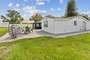 a white house with a picnic table and an umbrella at 3Bd 2Ba House with Parking Laundry and Large Patio in Largo