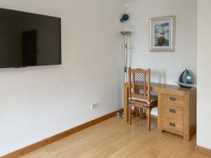 InverallochyにあるSea Breezeのデスク、壁掛けテレビが備わる客室です。