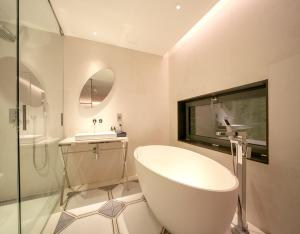 Ένα μπάνιο στο JS Boutique Hotel