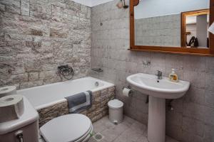 A bathroom at Petrinos Milos