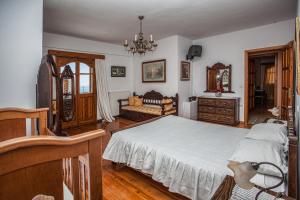 A bed or beds in a room at Petrinos Milos