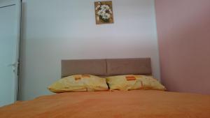 Una cama o camas en una habitación de Apartments Vukovic