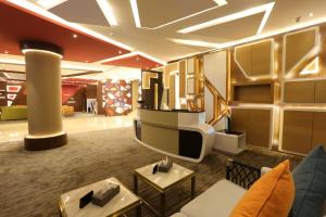 ein Wohnzimmer mit Fernseher und Sofa in der Unterkunft أجنحة درة Dorra Suites in Riad