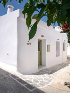 a white building with a green door at Este Naousa in Naousa