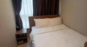 Uma cama ou camas num quarto em WE Hotel Kowloon