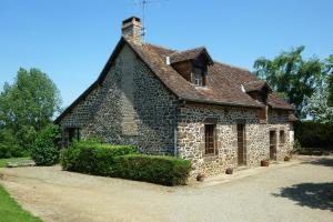 ein altes Steinhaus mit Dach in der Unterkunft Gite des Basses Touches in Moitron-sur-Sarthe