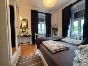 sypialnia z dwoma łóżkami i lustrem w obiekcie Villa Komposch - adults only w mieście Reifnitz