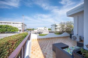 un balcone di un edificio con recinzione di Retreat dell'Orso - Villa per Vacanze in centro - Frontemare a Torre dell'Orso