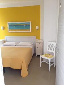 カロヴィーニョにあるCorallo Homeの黄色の壁のベッドルーム1室