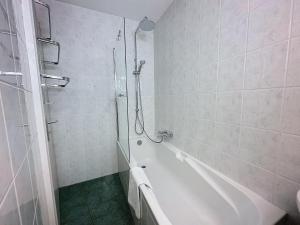 Ένα μπάνιο στο Chez Romane - appartement avec parking