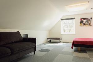 - un salon avec un canapé et une fenêtre dans l'établissement Viitina vesiveski, à Rõuge