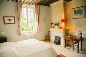 Un pat sau paturi într-o cameră la Bed & Breakfast Chateau Les Cèdres +66 fotografii