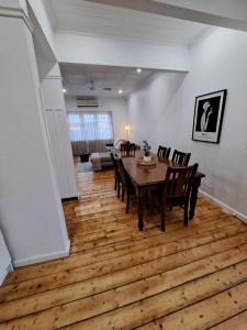 本迪戈Barnard Bungalow的餐厅里有一张桌子和几把椅子