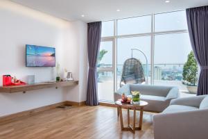 TV a/nebo společenská místnost v ubytování Royal Lotus Hotel Danang