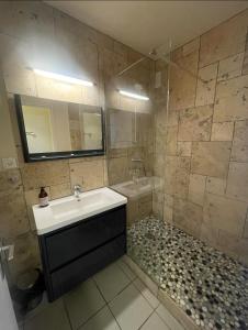 Bilik mandi di Studio Richelieu 2 et son parking privé