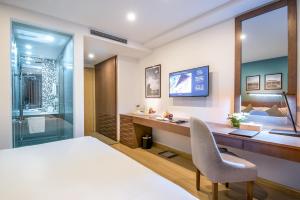 TV a/nebo společenská místnost v ubytování Royal Lotus Hotel Danang