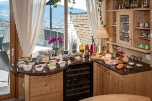 una cucina con un sacco di cibo su un bancone di Tirolerhof Guesthouse a Naz-Sciaves