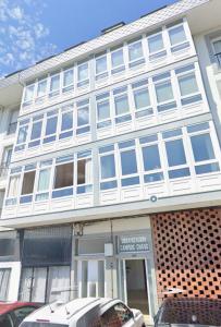 un edificio con un furgone parcheggiato di fronte di Apartamento en Cee a Cee