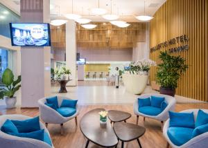 TV a/nebo společenská místnost v ubytování Royal Lotus Hotel Danang