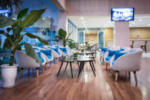 TV a/nebo společenská místnost v ubytování Royal Lotus Hotel Danang