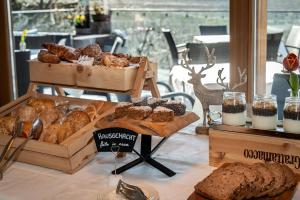 un tavolo con vari tipi di pane e prodotti da forno di Tirolerhof Guesthouse a Naz-Sciaves