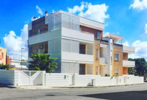 un edificio al lado de una calle en B&B ARFE', en Casarano