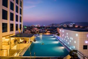 Bazén v ubytování Royal Lotus Hotel Danang nebo v jeho okolí