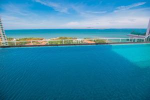 una piscina con vista al mar en The View Cosy Beach By Pattaya Sunny Rentals, en Pattaya South 4 fotos más