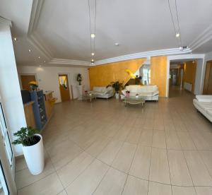 Rúm í herbergi á Strandhotel Faak
