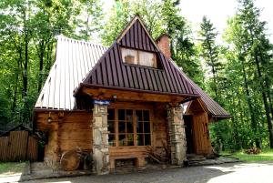 a small log cabin with a gambrel roof at Domek Drewniany Tetmajera Centrum Zakopane in Zakopane
