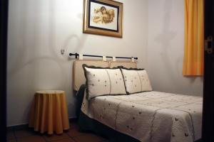 a bedroom with a bed and a table at La Cabachuela in Casares de las Hurdes