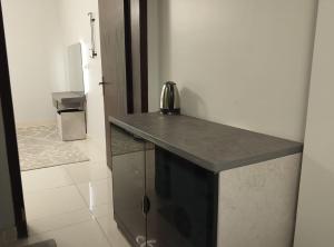 una cocina con encimera y refrigerador en SKY2030Tower, en Dammam 147 fotos más