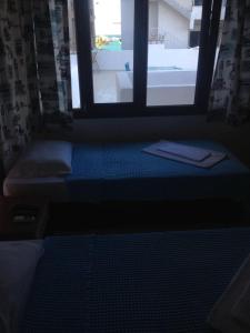 チェシメにあるKalipso motelの窓付きの部屋、ベッド1台付きの部屋