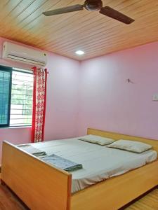 Postel nebo postele na pokoji v ubytování Aarushmay Resort