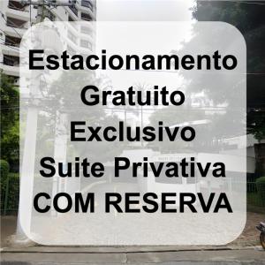 圣保罗Só Mulheres Cobertura Duplex Alto Padrão Shows Ginásio Parque Ibirapuera Jardins Av Paulista Paraíso Vl Mariana的建筑物窗户上的标志
