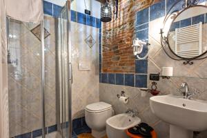 un bagno con wc, lavandino e doccia di Antica Corte dei Principi Charming Rooms a Lucca