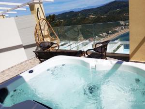 jacuzzi na balkonie z widokiem w obiekcie Zeus Throne Suites w mieście Afionas