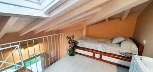 sypialnia z łóżkiem na balkonie w obiekcie Apartamentos Nordeste w mieście Trasierra