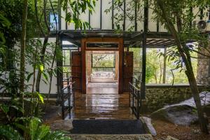 Jardí fora de Manarala Villa