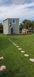 库雷萨雷Fully equipped new tiny-house的院子中间有一只风筝的房子