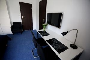 Televízia a/alebo spoločenská miestnosť v ubytovaní Pure Apartments Kraków