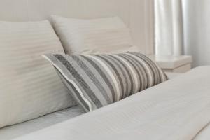 Giường trong phòng chung tại Artemis Suites