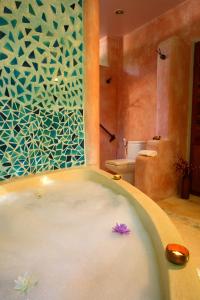 ห้องน้ำของ Vacation Village Phra Nang Lanta - SHA Extra Plus