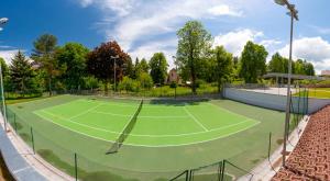 Tenis a/nebo squash v ubytování Hotel Veba nebo okolí