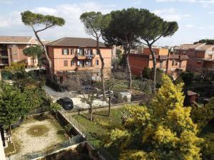 ローマにあるGilda Vacanze Metro Battistiniの建物から庭園を望む