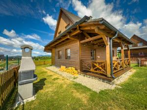 a log cabin with a large roof at Drevenica pri Mare - Tatralake Log Cabin near Auqapark Tatralandia and lake Liptovska Mara in Liptovský Trnovec