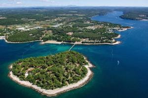 een luchtzicht op een eiland in het water bij Easyatent FKK Safari tent Koversada Naturist - clothes free in Vrsar