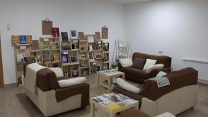 A seating area at Albergue O Trisquel